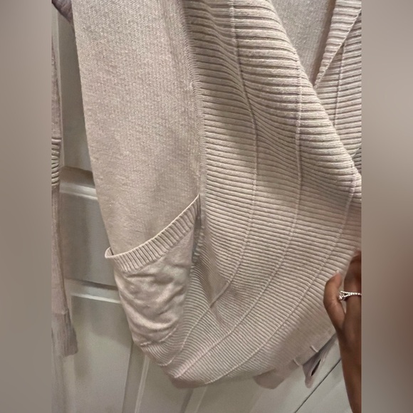π Lululemon LIKE NEW Transformation Wrap - Heathered Dune/White - Sz 6 - Picture 8 of 13